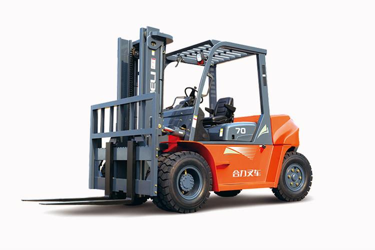 在濟寧叉車行駛的過程中，察聽發動機及底盤各部位是否有異聲響，并注意有無焦臭味，隨時注意轉向系統、制動系統的工作情況