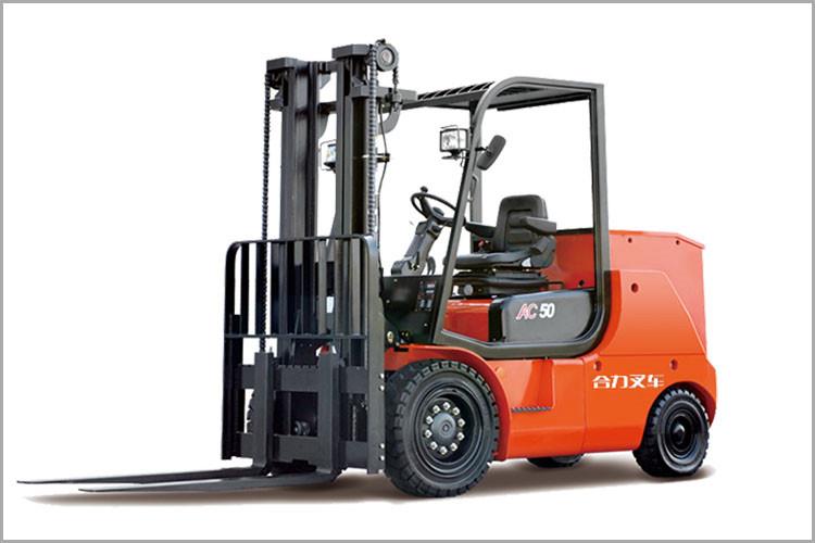 對(duì)于濟(jì)寧叉車(chē)的潤(rùn)滑油啊、液壓油啊等，要定期檢查油量，以防止叉車(chē)工作狀態(tài)不佳和磨損嚴(yán)重，及時(shí)補(bǔ)充油量