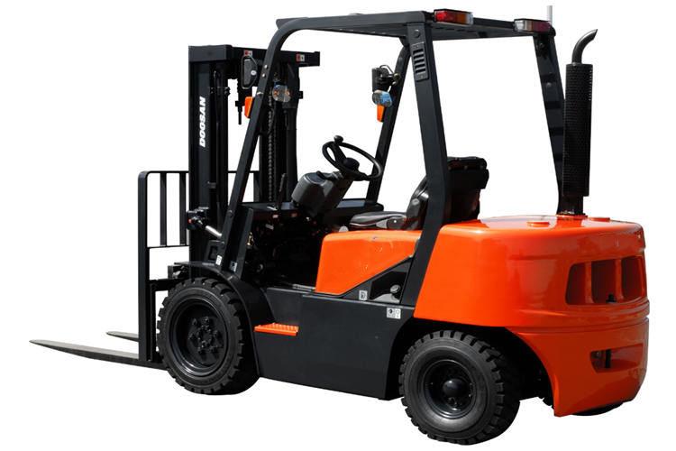 如果鏈條在使用的過程中發生磨損現象，鏈條節距變化值超過標準值的2％時，須更換鏈條，以確保濟寧叉車承載安全